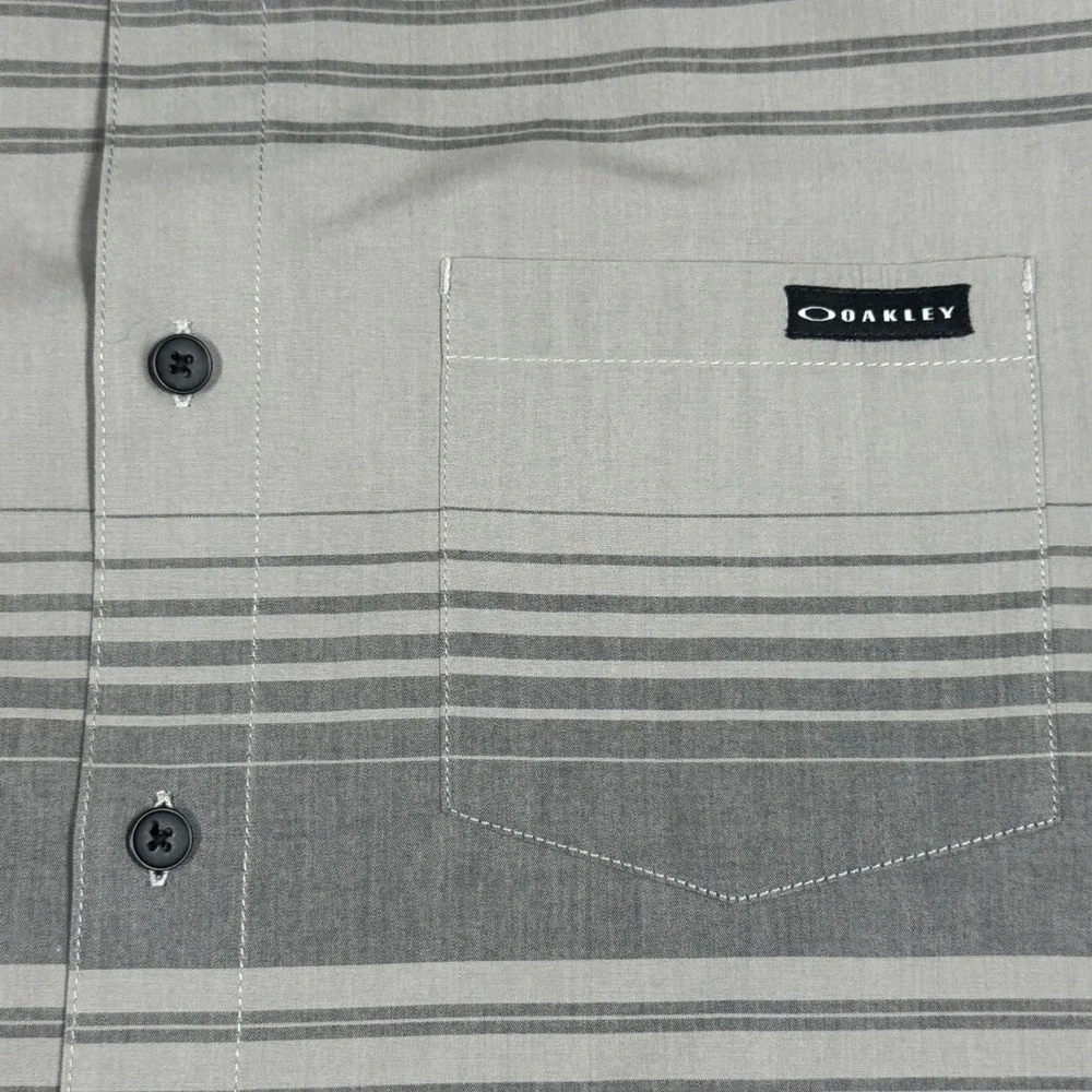Oakley‎ Mens Grey Striped Short Sleeve Button Down Shirt Regular Fit Size Medium